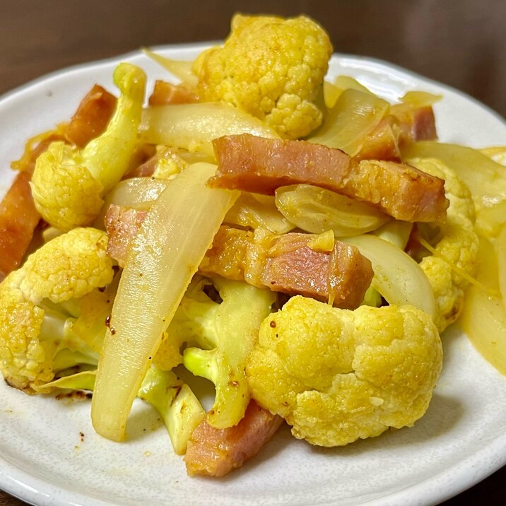 カリフラワーとベーコンのカレー炒め